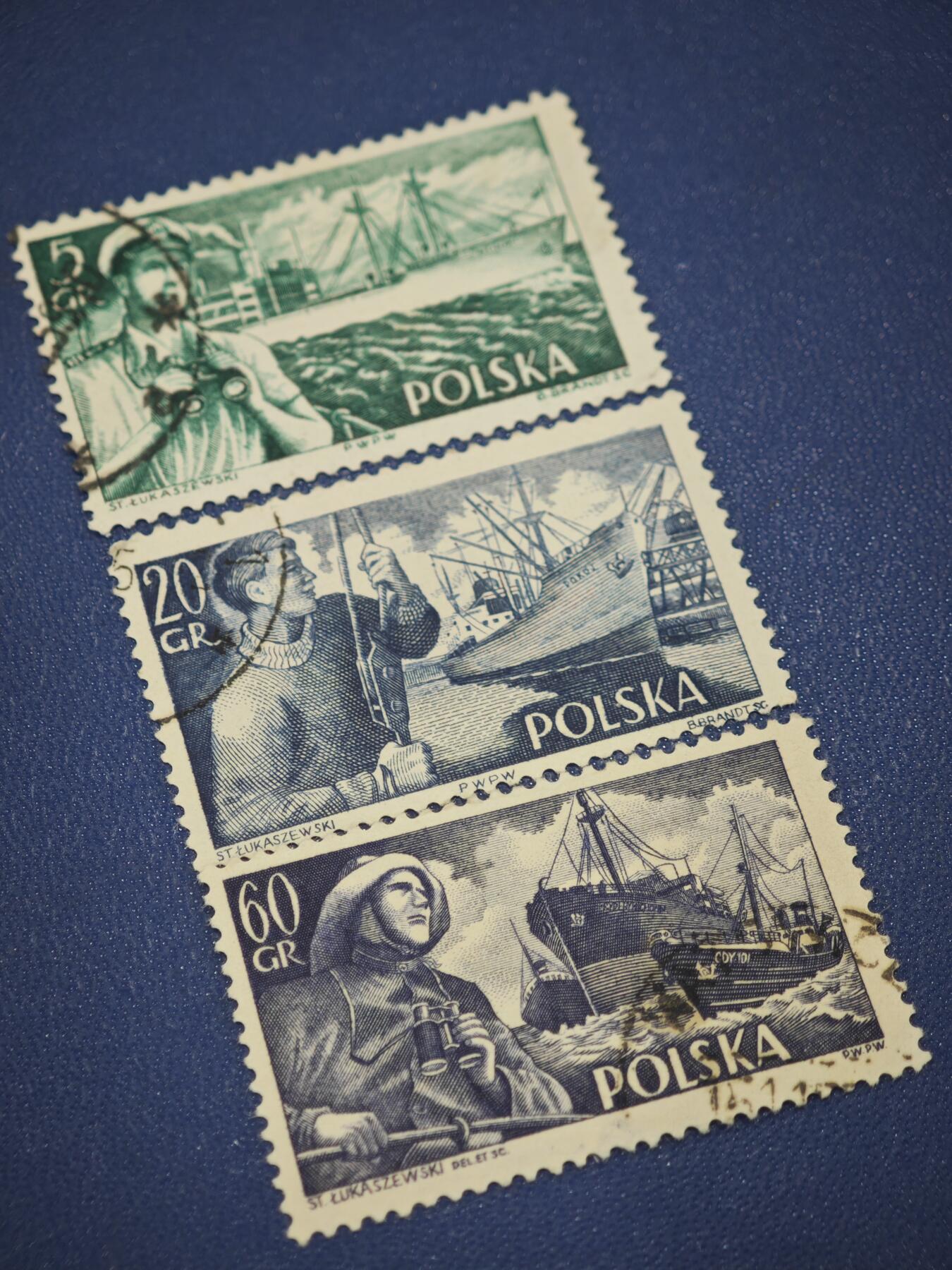 橙子收藏第八期(社会主义国家邮票专场) 一套波兰发行的“波兰海洋与航运”主题雕刻版邮票，是20世纪50-60年代波兰邮政的经典作品，也是展现波兰海洋文化的标志性邮品。邮票以波兰战后重建的航运业为主题，采用高精度雕刻版印刷，细节丰富，是波兰雕刻邮票的代表作之一