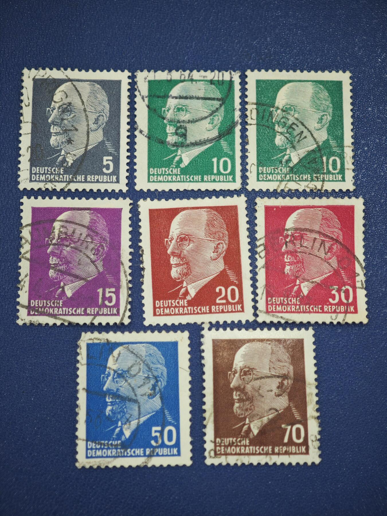 橙子收藏第八期(社会主义国家邮票专场) 东德1961-1963年 乌布利希普通邮票  这8枚邮票均出自德意志民主共和国（东德）在1961年至1963年期间发行的普通邮票（Dienstmarken/Marken der Allgemeinen Ausgabe），主图案为时任德国统一社会党（SED）总书记、德国总统瓦尔特·乌布利希（Walter Ulbricht）。    