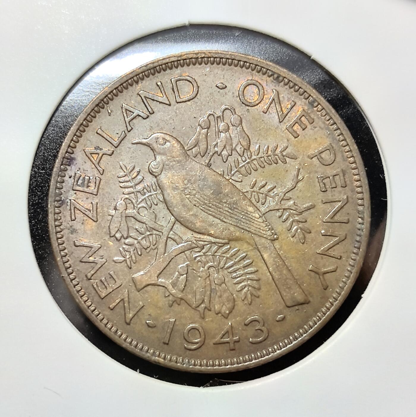 外国优质老铜币纪念币银币专场，周六晚上九点倒数截拍，满百包邮，周日发货,可寄存半年，喜欢朋友微信扫描二维码可直接参拍 新西兰1943 年1 便士铜币发行于乔治六世统治时期，正值二战关键阶段。币背的蜜雀是新西兰特有物种，彰显国家文化认同。该币统一了英联邦战时货币标准，见证了新西兰在二战期间的物资支援与本土经济稳定，是战后新西兰迈向独立货币体系的重要见证物。