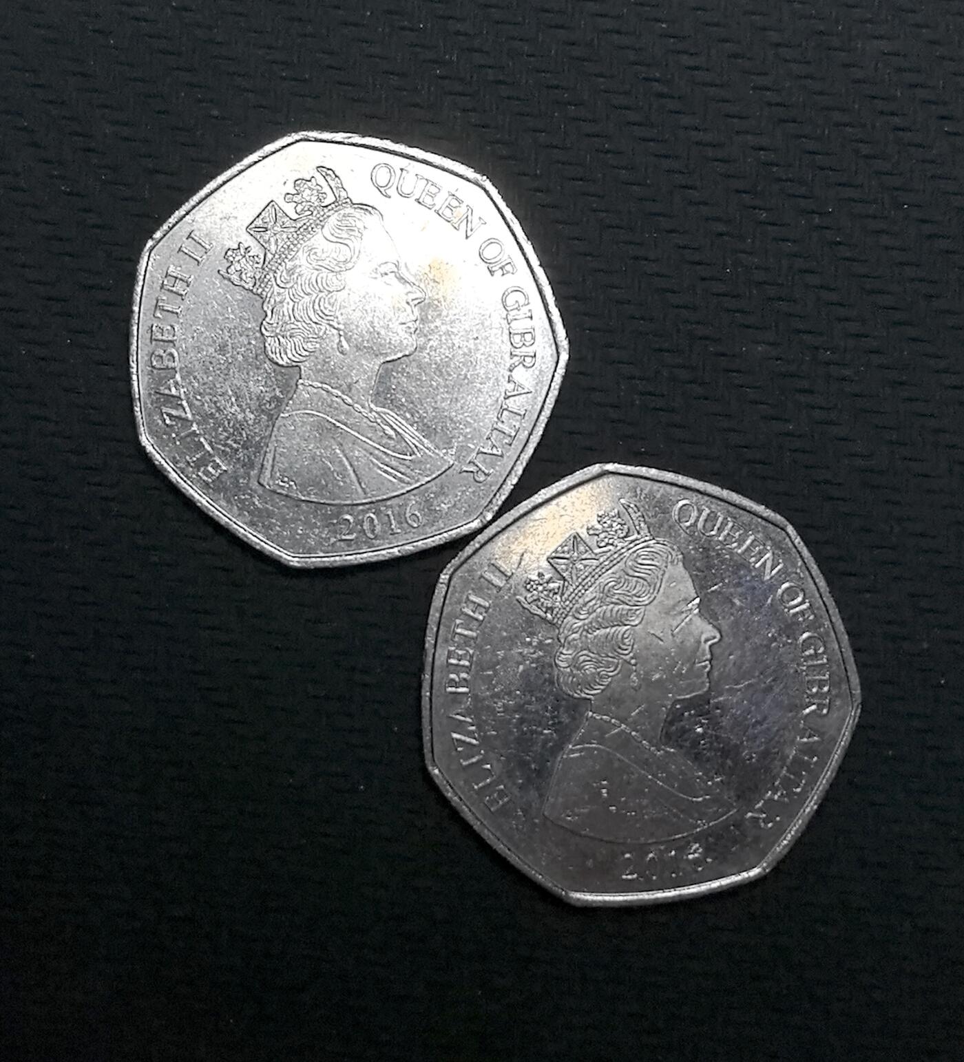 外国优质老铜币纪念币银币专场，周六晚上九点倒数截拍，满百包邮，周日发货,可寄存半年，喜欢朋友微信扫描二维码可直接参拍 直布罗陀 50 便士流通币2枚，正面为伊丽莎白二世 “直布罗陀女王” 像，背面是直布罗陀标志性的巴巴里猕猴，见证直布罗陀英属海外领土的货币主权与地域文化。