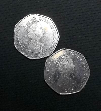 外国优质老铜币纪念币银币专场，周六晚上九点倒数截拍，满百包邮，周日发货,可寄存半年，喜欢朋友微信扫描二维码可直接参拍 - 直布罗陀 50 便士流通币2枚，正面为伊丽莎白二世 “直布罗陀女王” 像，背面是直布罗陀标志性的巴巴里猕猴，见证直布罗陀英属海外领土的货币主权与地域文化。