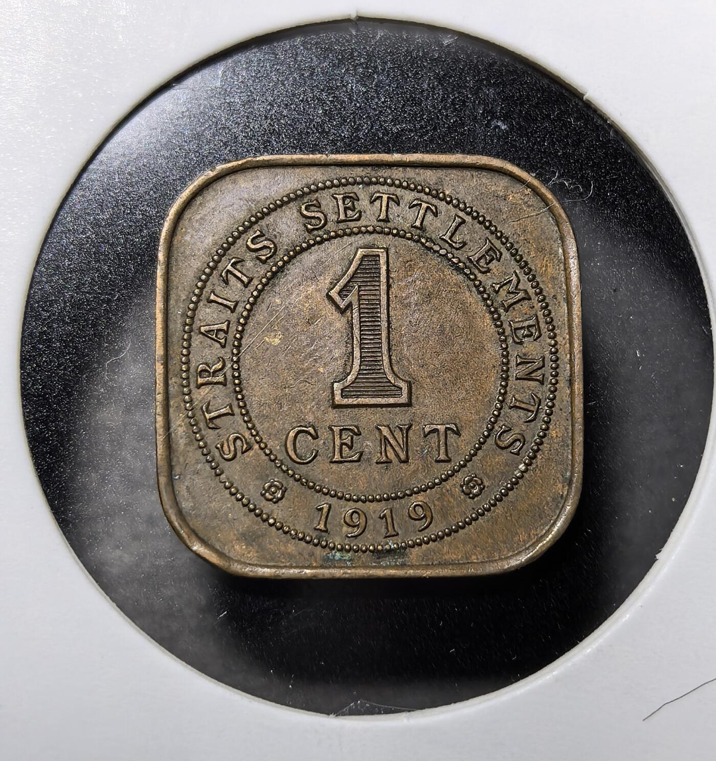 外国优质老铜币纪念币银币专场，周六晚上九点倒数截拍，满百包邮，周日发货,可寄存半年，喜欢朋友微信扫描二维码可直接参拍 英属海峡殖民地乔治五世1919 年壹分方形铜币，正面为乔治五世加冕头像，背面标面值。作为英属东南亚殖民货币核心实物，见证英国殖民统治与近代东南亚经济交流，是殖民货币体系的重要实物遗存。