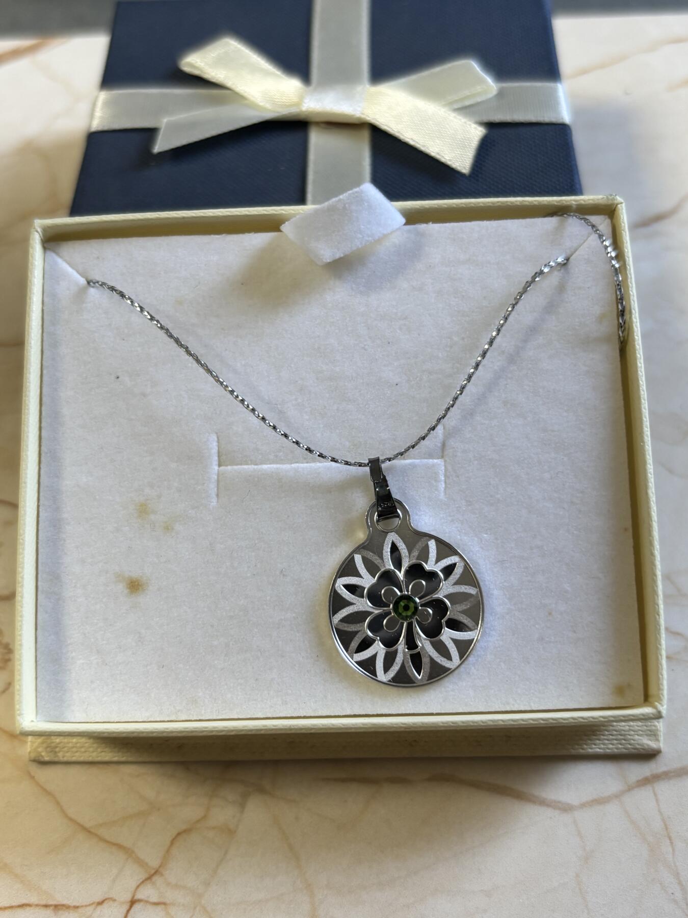 第197期拍卖 喀麦隆2019年四叶草镶嵌水晶纪念银币吊坠，925银，2.2克，发行500枚