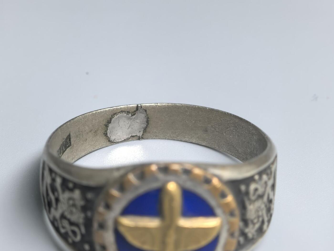 小驴勋章奖章收藏4月11日周六晚六点拍卖（珍爱和平，收藏战争，铭记历史，勿忘国耻，忠党爱国。有偿代拍，送拍规则在简介最后，参拍须阅读规则后再参拍，关系到运费包装发货时效真假辨别等关键信息，拍卖时不再发原图，看大图店主微信码在拍卖店铺介绍里） 芬兰空军纪念戒指 银制珐琅 中心铜制 银标齐全 港码25号