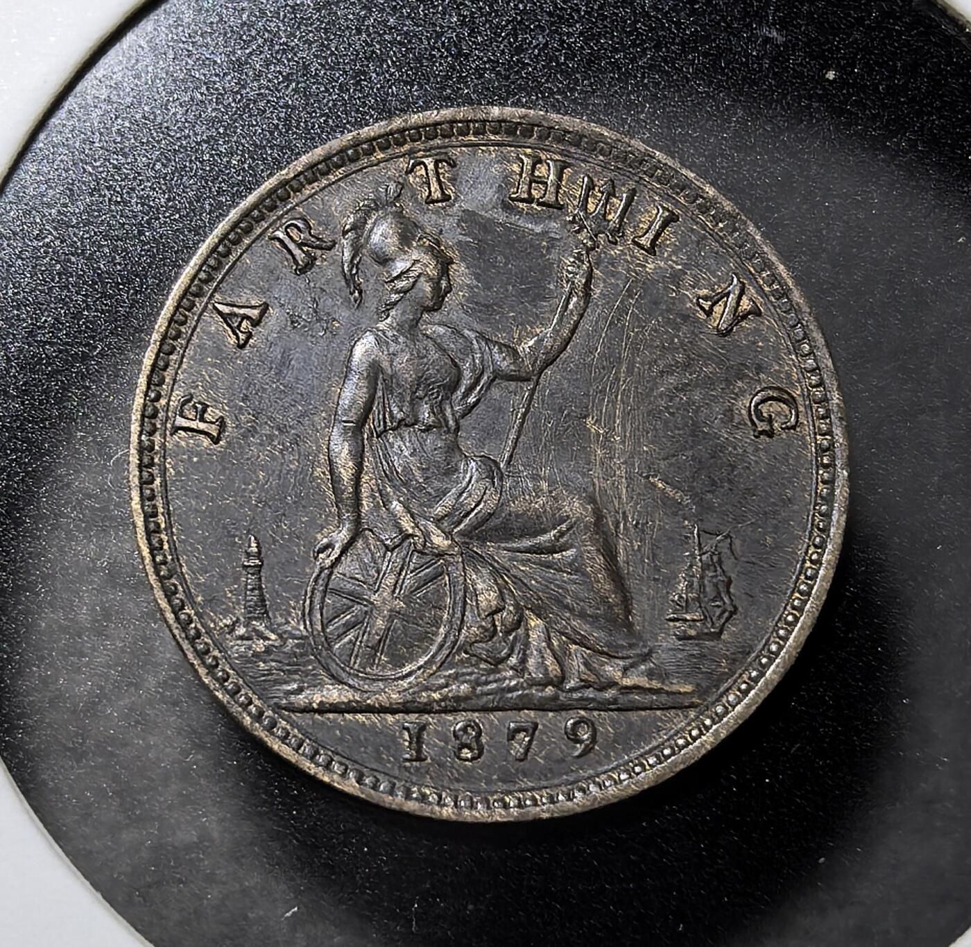 外国优质老铜币纪念币银币专场，周六晚上九点倒数截拍，满百包邮，周日发货,可寄存半年，喜欢朋友微信扫描二维码可直接参拍 美品英国维多利亚1879 年法新铜币，发行于维多利亚女王在位期间，正面为女王侧像，背面以象征英国的不列颠女神坐像为核心设计，是 19 世纪英国本土核心流通辅币，承载维多利亚时代、日不落帝国殖民格局与货币史