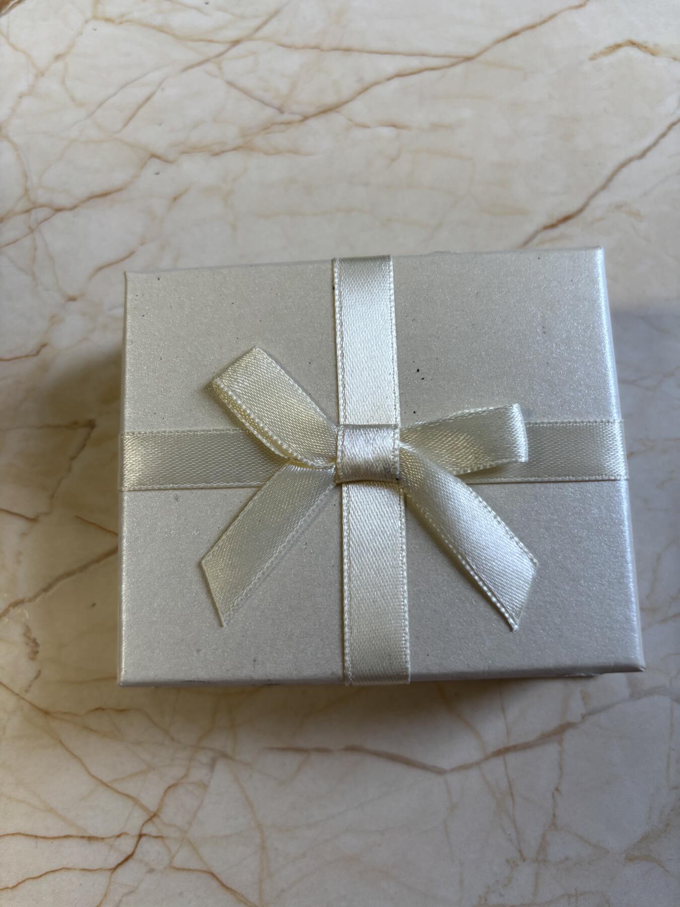 第197期拍卖 纽埃2022年鱼形吊坠镶嵌荧光石异形纪念银币，16.2克，发行量500枚