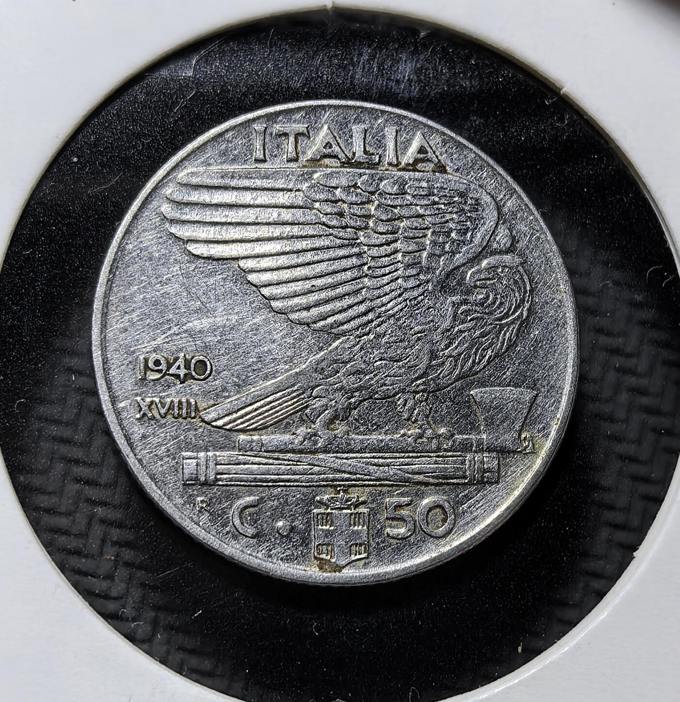 外国优质老铜币纪念币银币专场，周六晚上九点倒数截拍，满百包邮，周日发货,可寄存半年，喜欢朋友微信扫描二维码可直接参拍 （法西斯纪年第 18 年）意大利王国1940 年50 分，正面为国王维托里奥・埃马努埃莱三世像，背面是法西斯鹰徽与束棒，是二战期间意大利法西斯政权的流通币，见证法西斯统治时期的意大利货币史。
