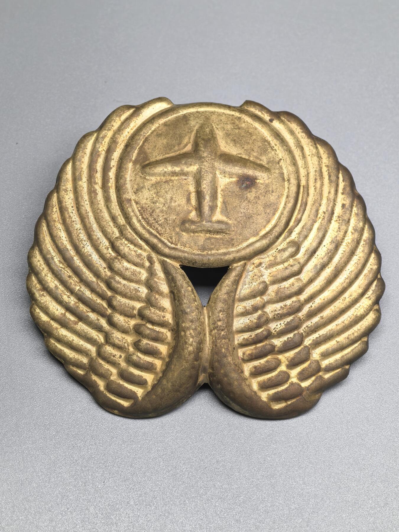 小驴勋章奖章收藏4月11日周六晚六点拍卖（珍爱和平，收藏战争，铭记历史，勿忘国耻，忠党爱国。有偿代拍，送拍规则在简介最后，参拍须阅读规则后再参拍，关系到运费包装发货时效真假辨别等关键信息，拍卖时不再发原图，看大图店主微信码在拍卖店铺介绍里） 民国民航飞行员帽徽，铜质，非常罕见