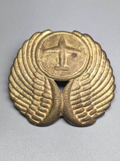 小驴勋章奖章收藏4月11日周六晚六点拍卖（珍爱和平，收藏战争，铭记历史，勿忘国耻，忠党爱国。有偿代拍，送拍规则在简介最后，参拍须阅读规则后再参拍，关系到运费包装发货时效真假辨别等关键信息，拍卖时不再发原图，看大图店主微信码在拍卖店铺介绍里） - 民国民航飞行员帽徽，铜质，非常罕见