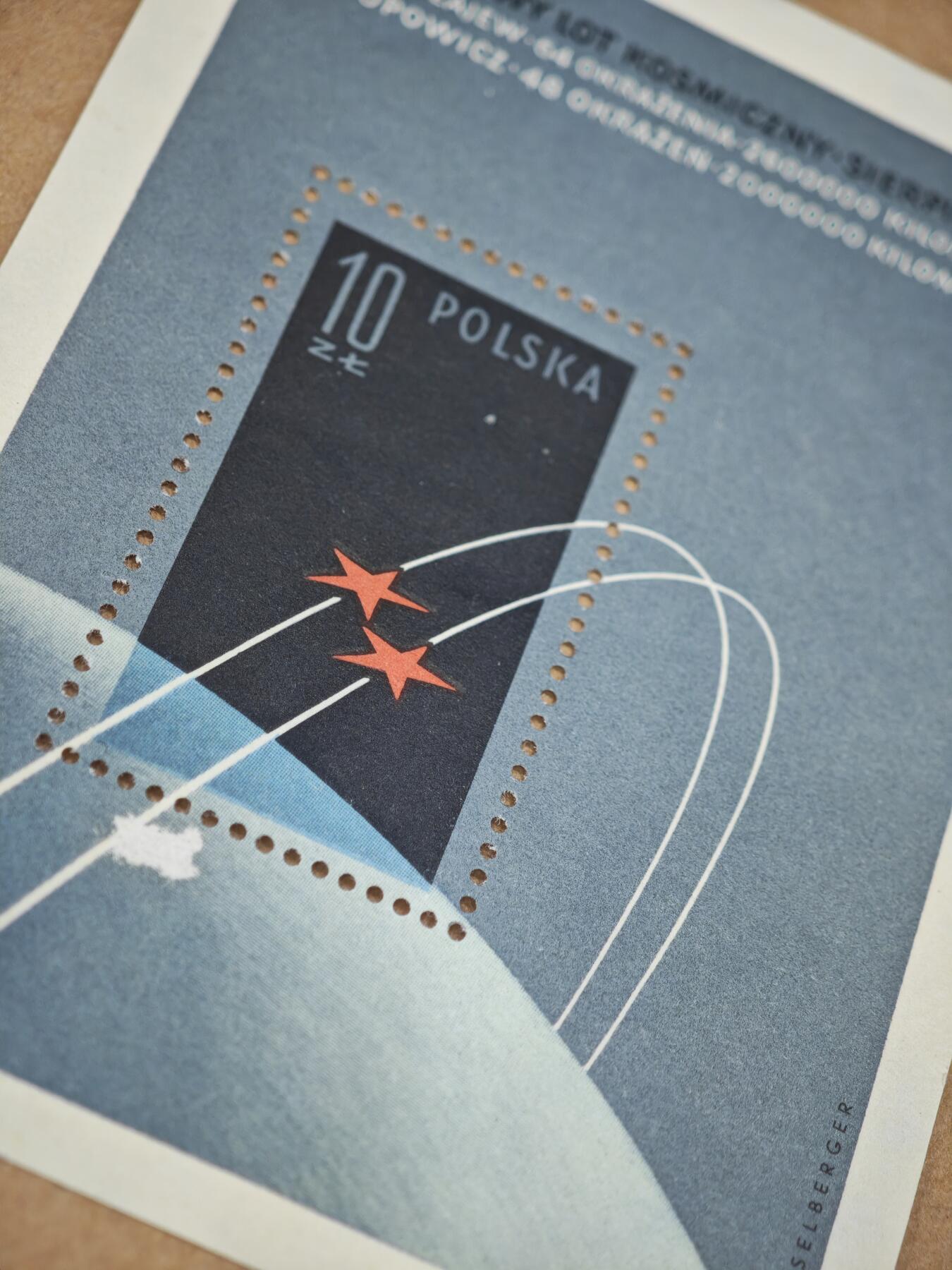 橙子收藏第八期(社会主义国家邮票专场) 一枚波兰人民共和国1962年发行的“人类首次太空编队飞行”纪念小型张邮票，波兰发行的这枚小型张，也是当时社会主义阵营“团结致敬苏联成就”的典型邮政表达，因此在同主题邮品中具有独特的历史语境价值。