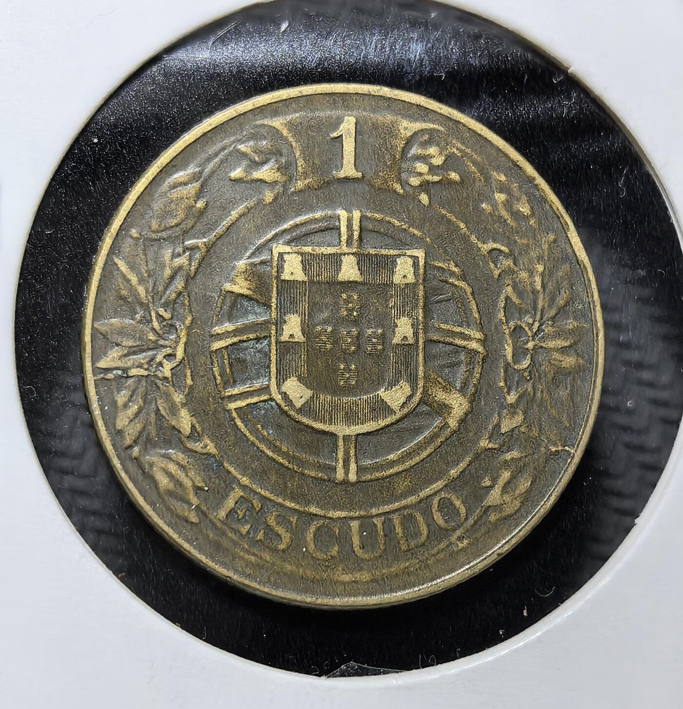 外国优质老铜币纪念币银币专场，周六晚上九点倒数截拍，满百包邮，周日发货,可寄存半年，喜欢朋友微信扫描二维码可直接参拍 稀少版葡萄牙1924 年自由女神坐像1 埃斯库多。正面为象征共和的自由女神坐像，背面是葡萄牙国徽。因通胀改用贱金属铸造，见证第一共和国末期的动荡与货币转型。