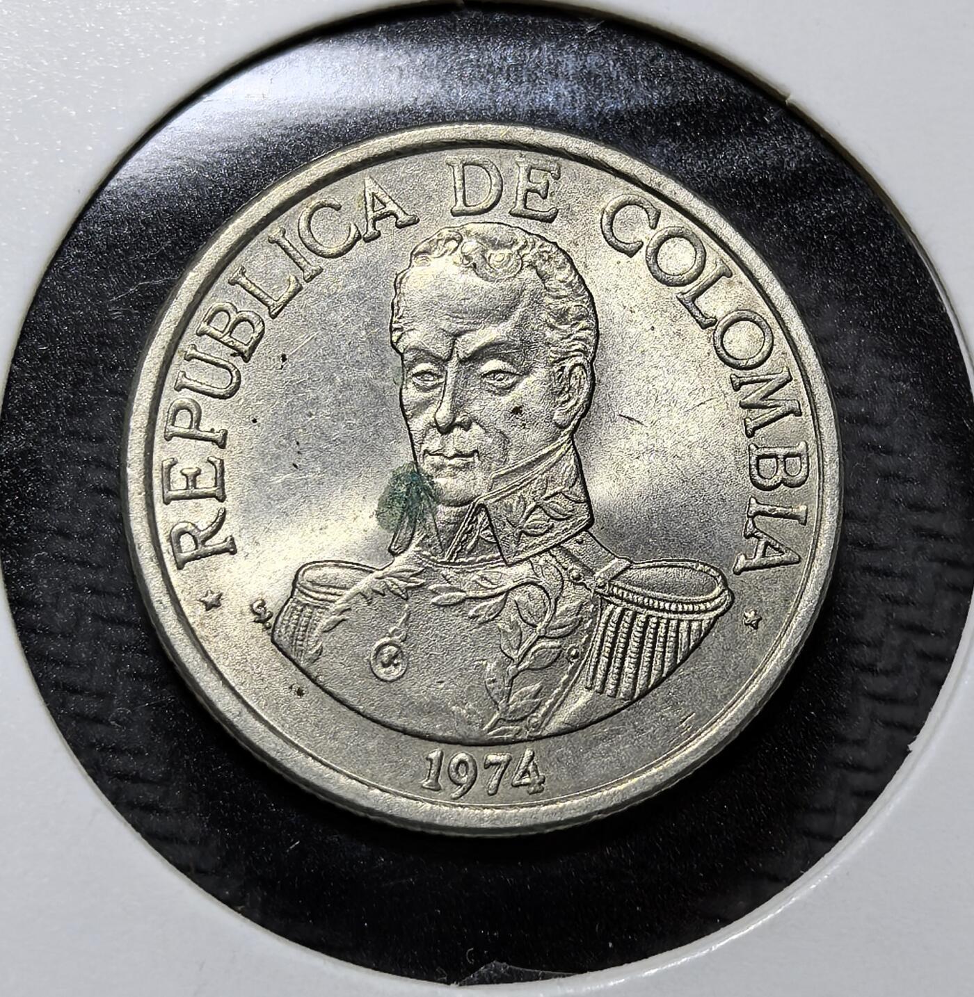 外国优质老铜币纪念币银币专场，周六晚上九点倒数截拍，满百包邮，周日发货,可寄存半年，喜欢朋友微信扫描二维码可直接参拍 哥伦比亚 1974 年1 比索，正面为南美解放者玻利瓦尔像，背面以玉米、小麦彰显农业，是哥伦比亚现代流通币，承载拉美独立精神与本土经济文化。