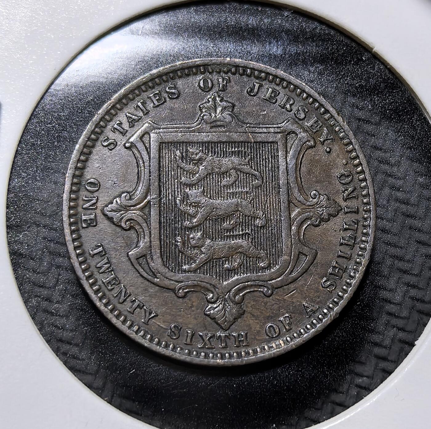 外国优质老铜币纪念币银币专场，周六晚上九点倒数截拍，满百包邮，周日发货,可寄存半年，喜欢朋友微信扫描二维码可直接参拍 英属泽西岛1871年1/26先令，正面为维多利亚女王像，背面是岛徽与三狮图案，是英属海峡群岛自治货币体系的见证，也是英系古币中的珍稀品种。