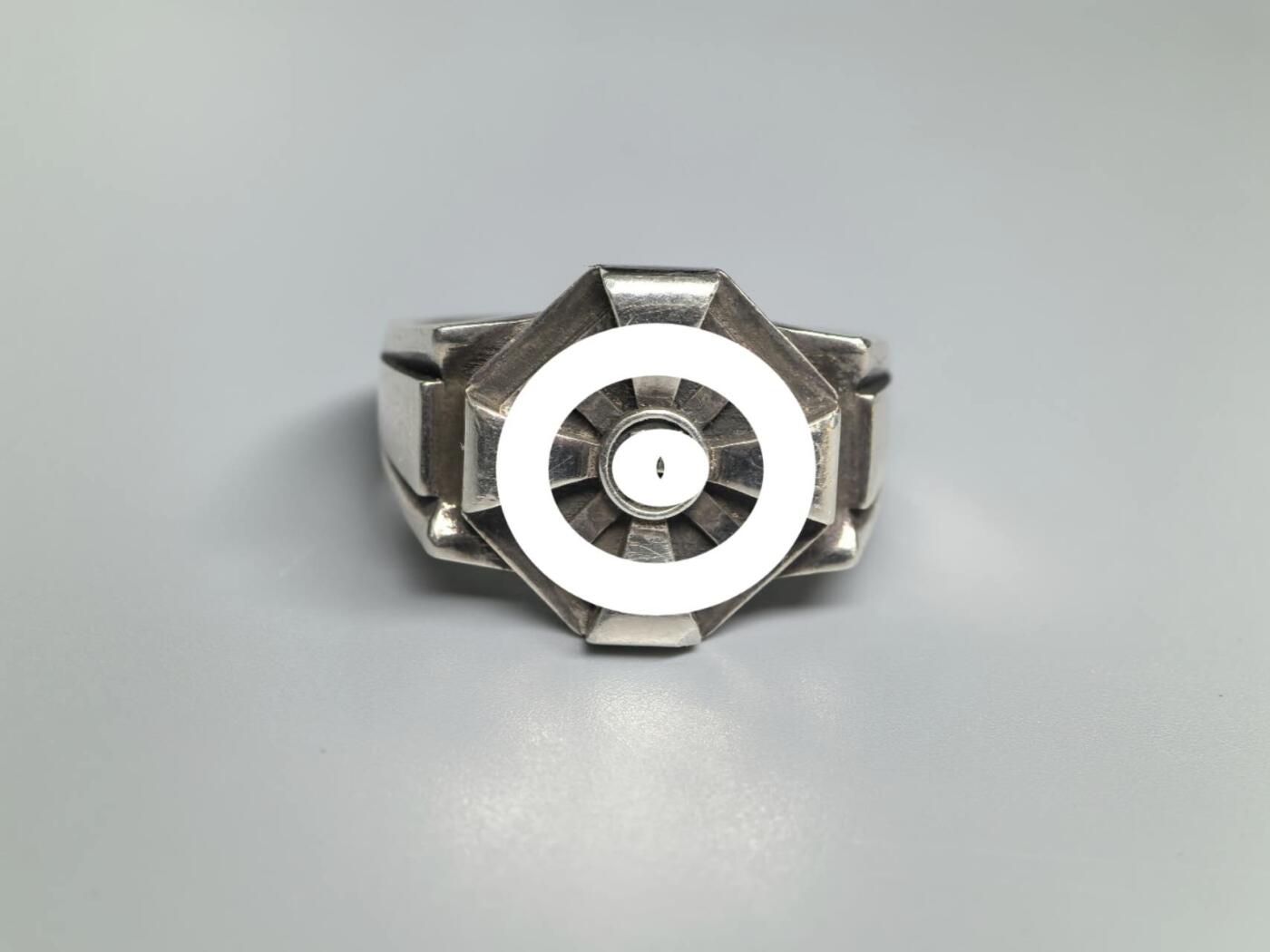 小驴勋章奖章收藏4月11日周六晚六点拍卖（珍爱和平，收藏战争，铭记历史，勿忘国耻，忠党爱国。有偿代拍，送拍规则在简介最后，参拍须阅读规则后再参拍，关系到运费包装发货时效真假辨别等关键信息，拍卖时不再发原图，看大图店主微信码在拍卖店铺介绍里） 现代工艺品 SS纪念戒指 银质 港码23号