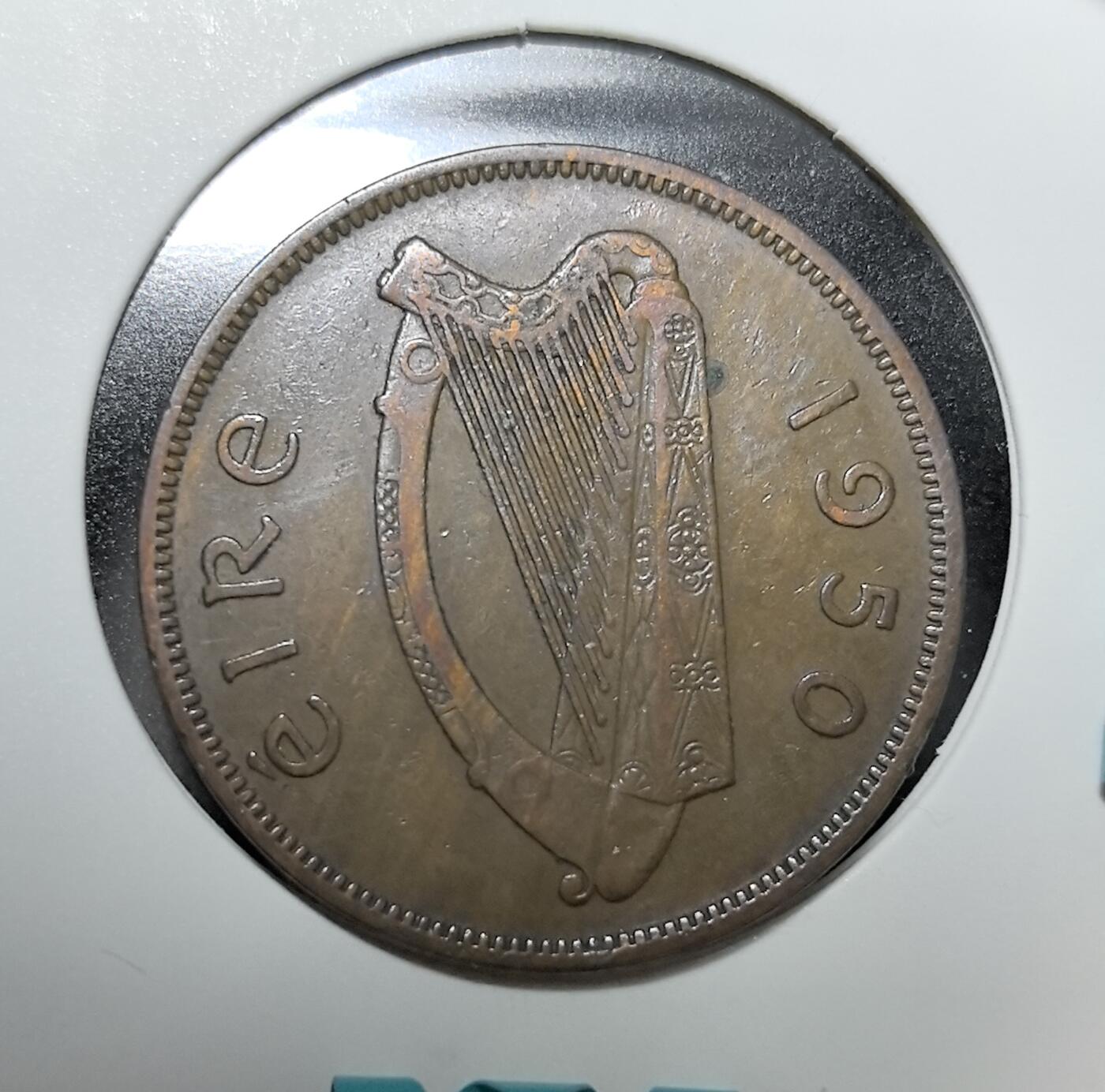 外国优质老铜币纪念币银币专场，周六晚上九点倒数截拍，满百包邮，周日发货,可寄存半年，喜欢朋友微信扫描二维码可直接参拍 爱尔兰自由邦1950 年 1 便士铜币，以母鸡护雏为设计，背面为爱尔兰竖琴国徽，是爱尔兰独立后首套流通辅币，见证爱尔兰脱离英国、确立国家主权的历史。