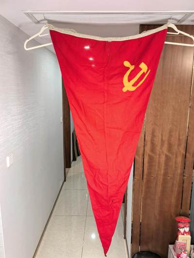小驴勋章奖章收藏4月11日周六晚六点拍卖（珍爱和平，收藏战争，铭记历史，勿忘国耻，忠党爱国。有偿代拍，送拍规则在简介最后，参拍须阅读规则后再参拍，关系到运费包装发货时效真假辨别等关键信息，拍卖时不再发原图，看大图店主微信码在拍卖店铺介绍里） - 苏联三角旗旗 原品 长约1.2米，应为大型游行或车船用 有些虫眼