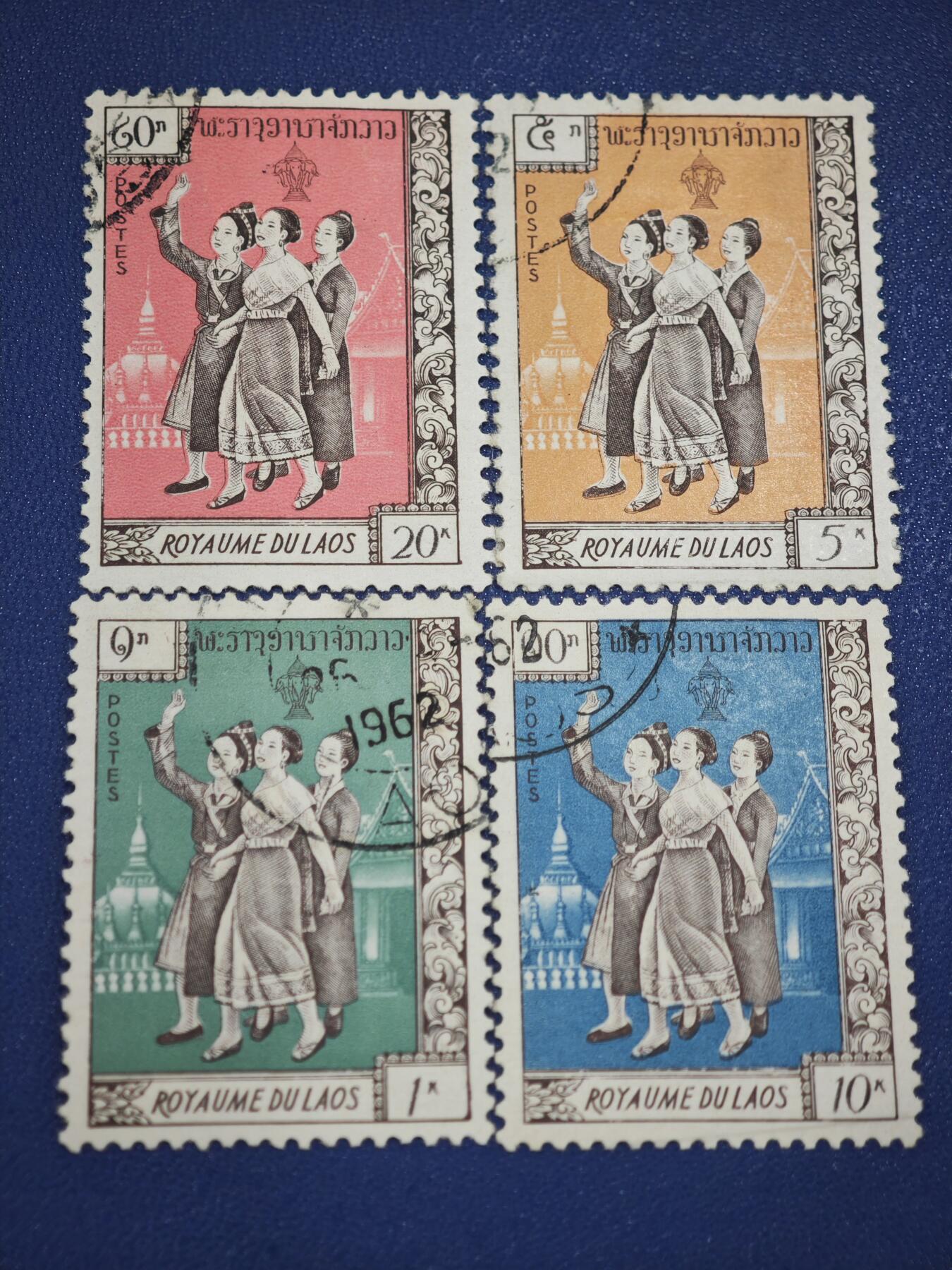 橙子收藏第八期(社会主义国家邮票专场) 四枚邮票属于老挝王国（Royaume du Laos）殖民时期发行的民俗/舞蹈主题邮票，采用法属时期的经典排版。票面印有 「ROYAUME DU LAOS」（老挝王国）、「POSTES」（邮政）及老挝文，兼具法殖民遗产与本土文化特征。20世纪60年代老挝邮政的经典代表