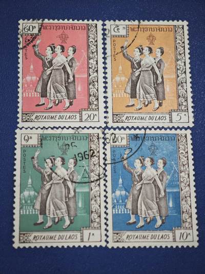 橙子收藏第八期(社会主义国家邮票专场) - 四枚邮票属于老挝王国（Royaume du Laos）殖民时期发行的民俗/舞蹈主题邮票，采用法属时期的经典排版。票面印有 「ROYAUME DU LAOS」（老挝王国）、「POSTES」（邮政）及老挝文，兼具法殖民遗产与本土文化特征。20世纪60年代老挝邮政的经典代表