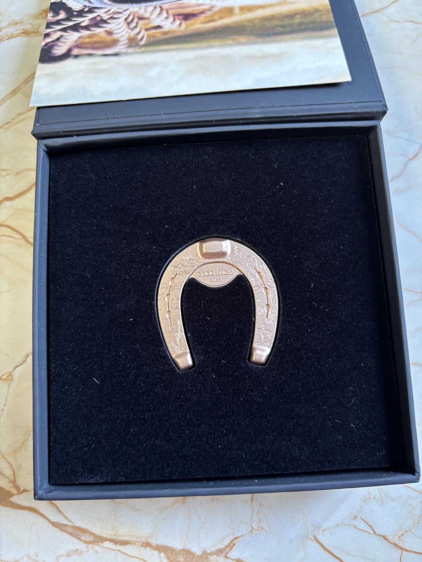 第197期拍卖 帕劳2022年幸运钱币系列马蹄铁异形1盎司镀金银币，999银镀玫瑰金，发行999枚