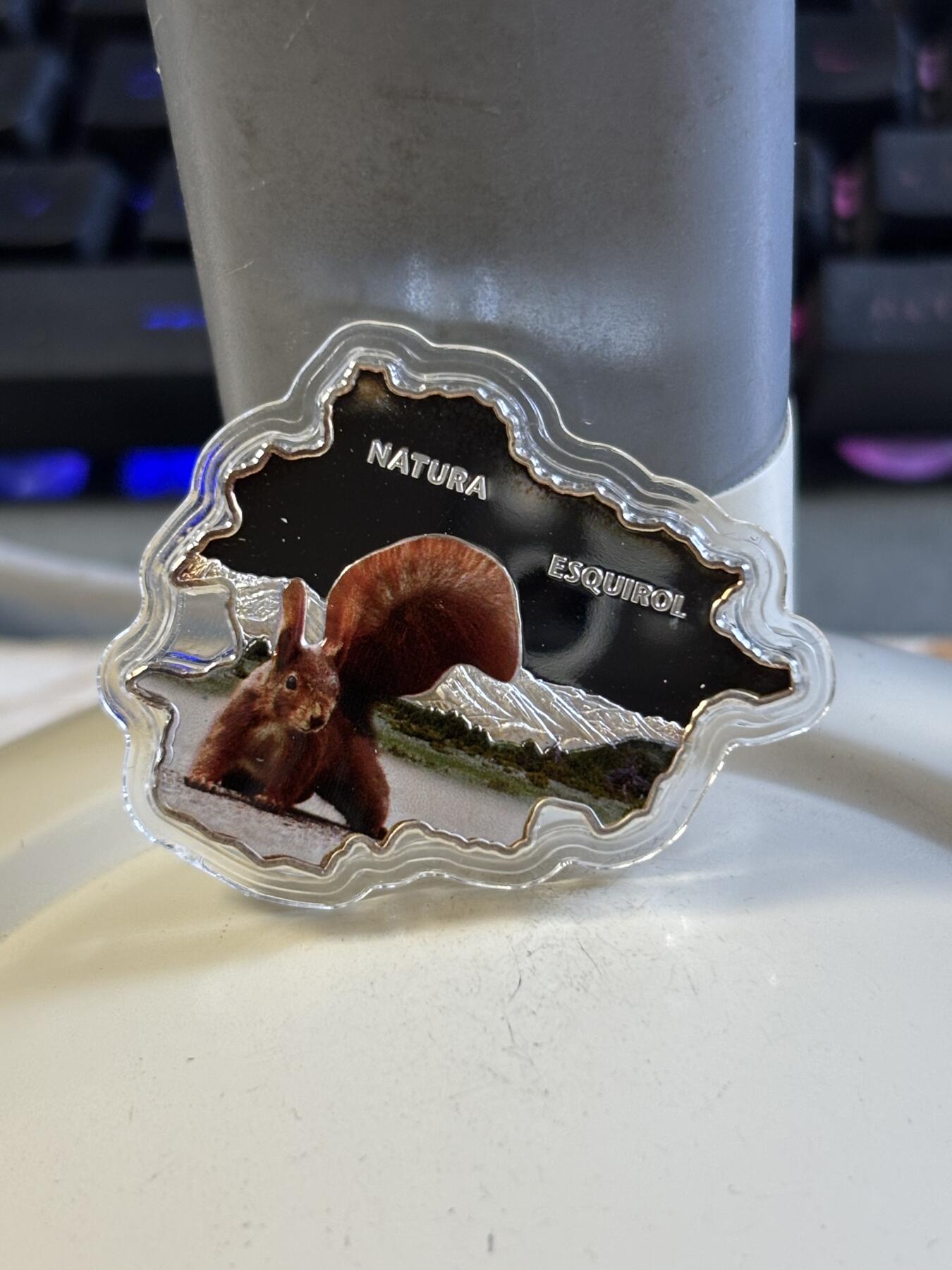 第197期拍卖 安道尔2013年自然宝藏系列红尾松鼠地图彩银币，1盎司999银，发行量3000枚，盒子脱皮，银价584