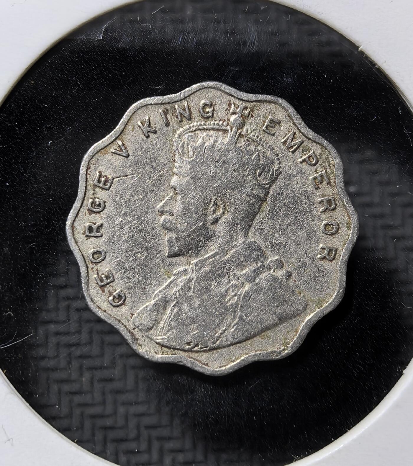 外国优质老铜币纪念币银币专场，周六晚上九点倒数截拍，满百包邮，周日发货,可寄存半年，喜欢朋友微信扫描二维码可直接参拍 英属印度乔治五世1916年1安娜花边币，一战时期发行，融合英印多语种铭文，是英属印度殖民流通辅币，见证英国殖民印度与一战战时货币史。