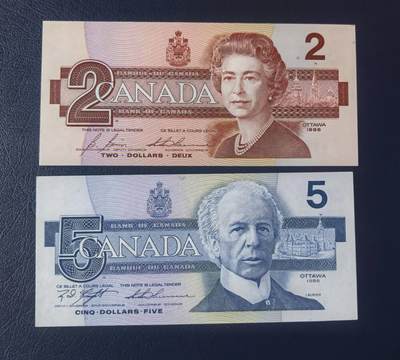 北京马甸外国币专卖第150期，外国纸币专场，陆续上拍，欢迎关注 - 全新UNC 加拿大纸币2圆 5圆鸟版 ，2张，5圆背面上方有一小块脏斑，如图所示