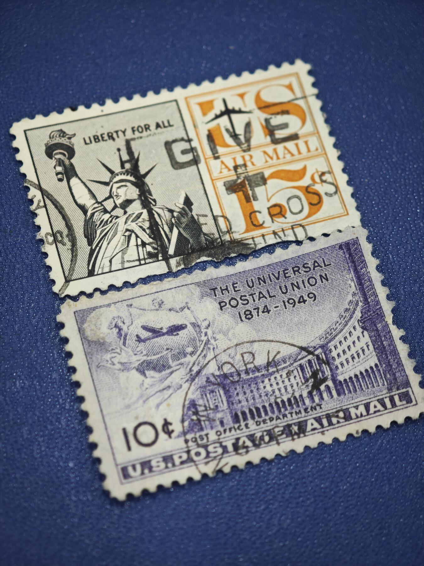 橙子收藏第八期(社会主义国家邮票专场) 1949年万国邮政联盟75周年10美分航空邮票和1959年自由女神像15美分航空邮票。作为美国邮政史的实物遗存，它们不仅是邮资凭证，更是冷战时期美国文化符号与国际邮政合作历史的缩影，具有一定的收藏与历史研究价值。