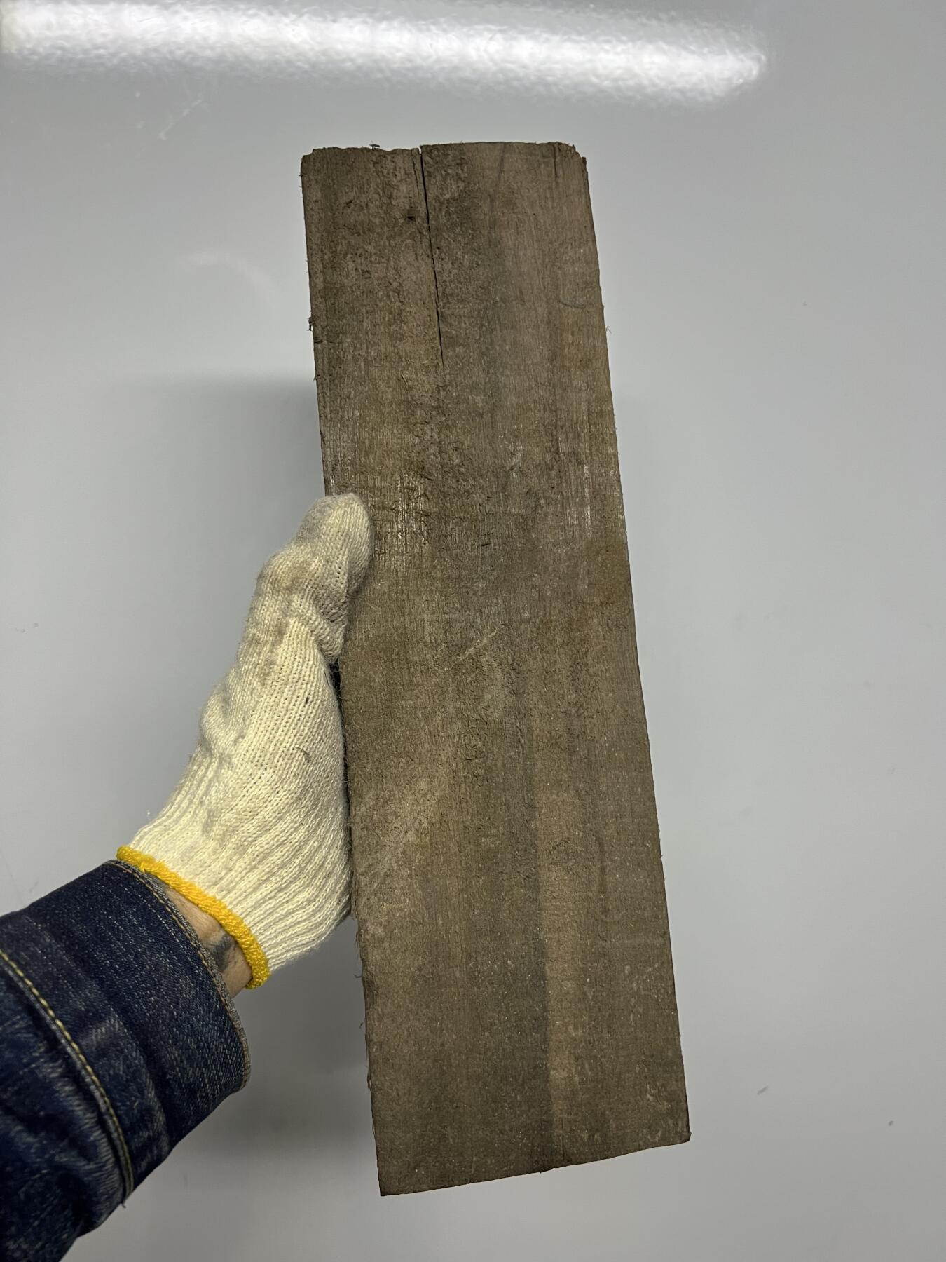 零元拍：NO.2-2金丝楠阴沉料，无需打磨就已经金光闪闪。满金丝药香，尺寸约：33.6/9.8/3.3CM。