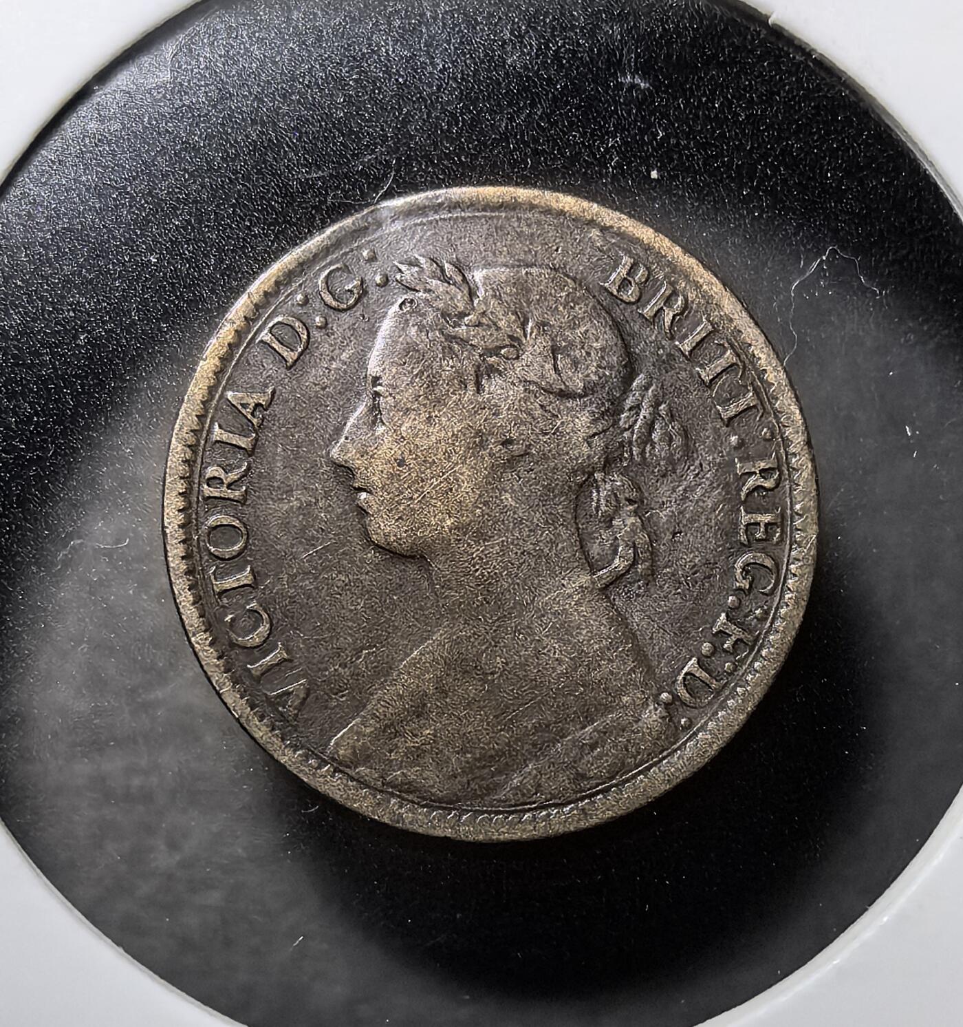 外国优质老铜币纪念币银币专场，周六晚上九点倒数截拍，满百包邮，周日发货,可寄存半年，喜欢朋友微信扫描二维码可直接参拍 英国维多利亚1890 年法新铜币，发行于维多利亚女王在位期间，正面为女王侧像，背面以象征英国的不列颠女神坐像为核心设计，是 19 世纪英国本土核心流通辅币，承载维多利亚时代、日不落帝国殖民格局与货币史