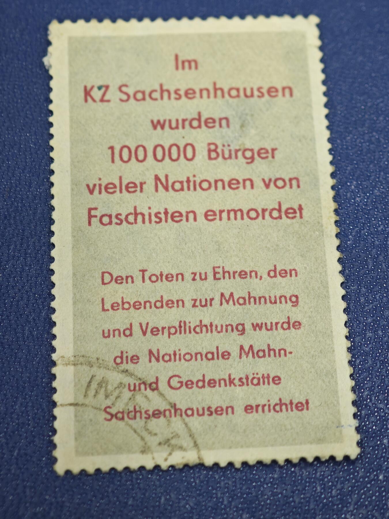 橙子收藏第八期(社会主义国家邮票专场) 民主德国（东德）1960年发行的萨克森豪森国家纪念地附捐邮票的带文字边纸（附票/说明票），属于东德为纪念集中营遇难者、为萨克森豪森纪念馆筹集资金而发行的系列附捐邮票的配套文字部分。