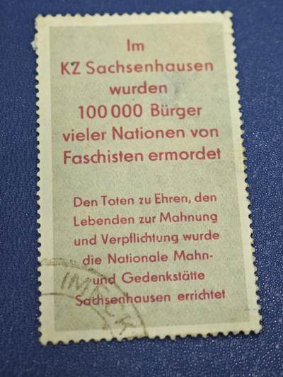 橙子收藏第八期(社会主义国家邮票专场) - 民主德国（东德）1960年发行的萨克森豪森国家纪念地附捐邮票的带文字边纸（附票/说明票），属于东德为纪念集中营遇难者、为萨克森豪森纪念馆筹集资金而发行的系列附捐邮票的配套文字部分。