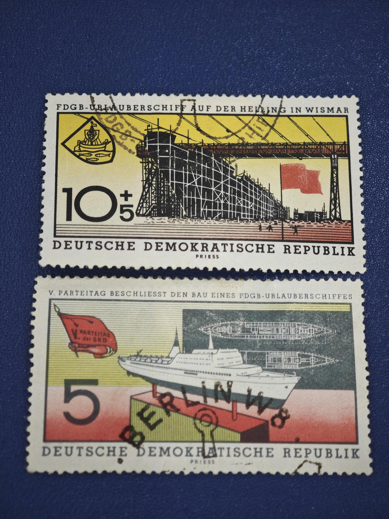 橙子收藏第八期(社会主义国家邮票专场) 东德1959年 FDGB工会度假邮轮主题邮票    这两枚是德意志民主共和国（东德）于1959年发行的附捐邮票，主题围绕德国自由工会联盟（FDGB）为工人建造的度假邮轮项目，是东德福利政策与工业宣传的典型邮品。