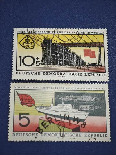 橙子收藏第八期(社会主义国家邮票专场) - 东德1959年 FDGB工会度假邮轮主题邮票    这两枚是德意志民主共和国（东德）于1959年发行的附捐邮票，主题围绕德国自由工会联盟（FDGB）为工人建造的度假邮轮项目，是东德福利政策与工业宣传的典型邮品。