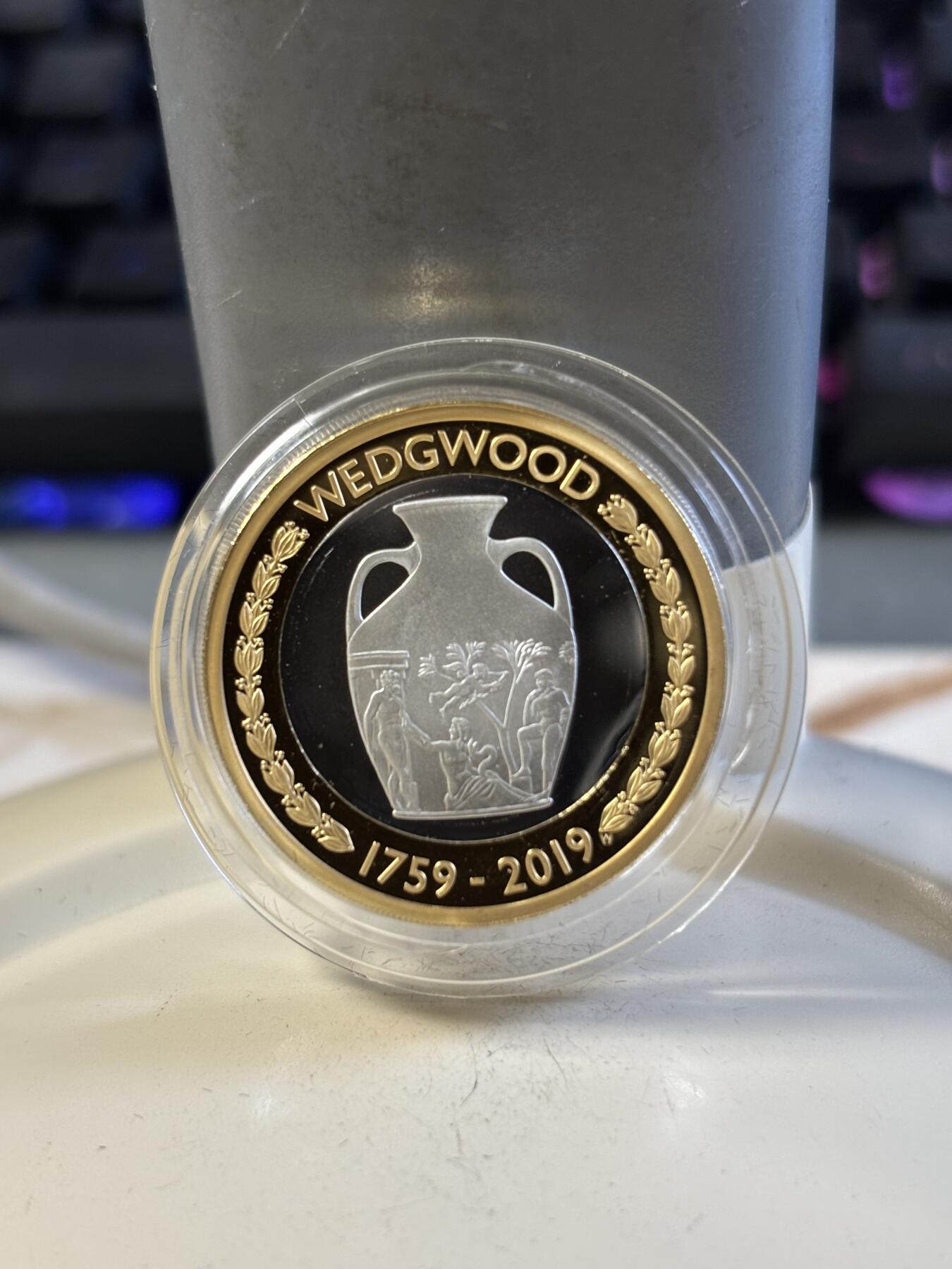 第197期拍卖 英国2019年韦奇伍德瓷器品牌创立260周年双色加厚银币，24克，925银，发行1250枚