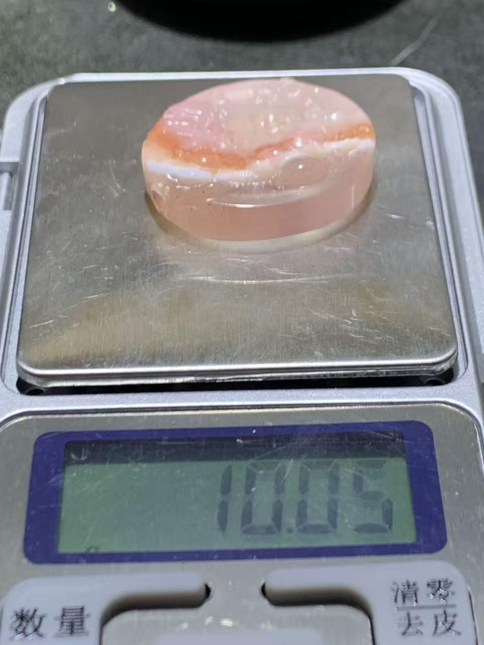 川料红白荔枝冻飘草花纹南红玛瑙雕刻蝶恋花吊坠一个，