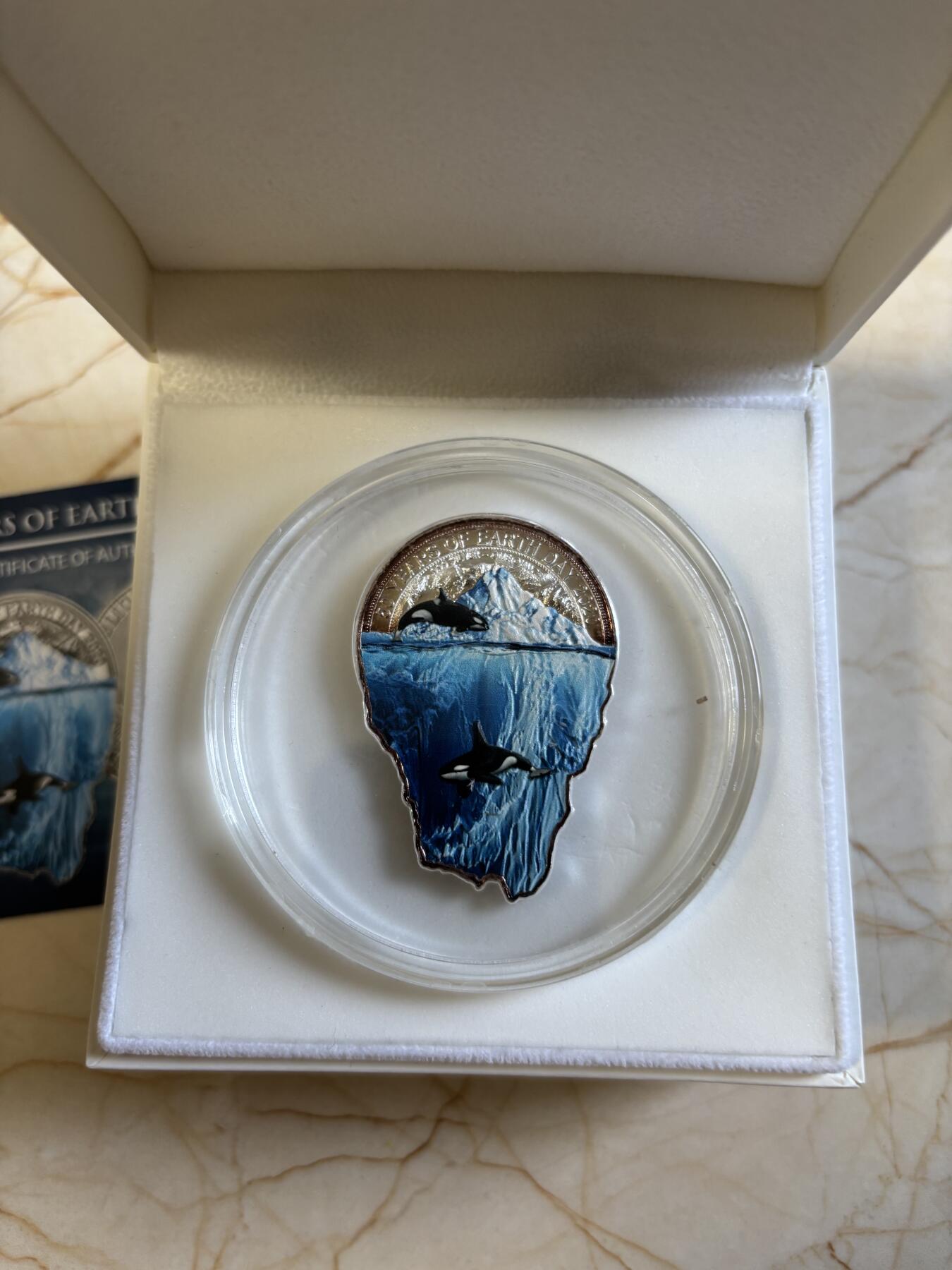 第197期拍卖 喀麦隆2020年世界地球日50周年异形彩色纪念银币，999银，发行2000枚，有氧化