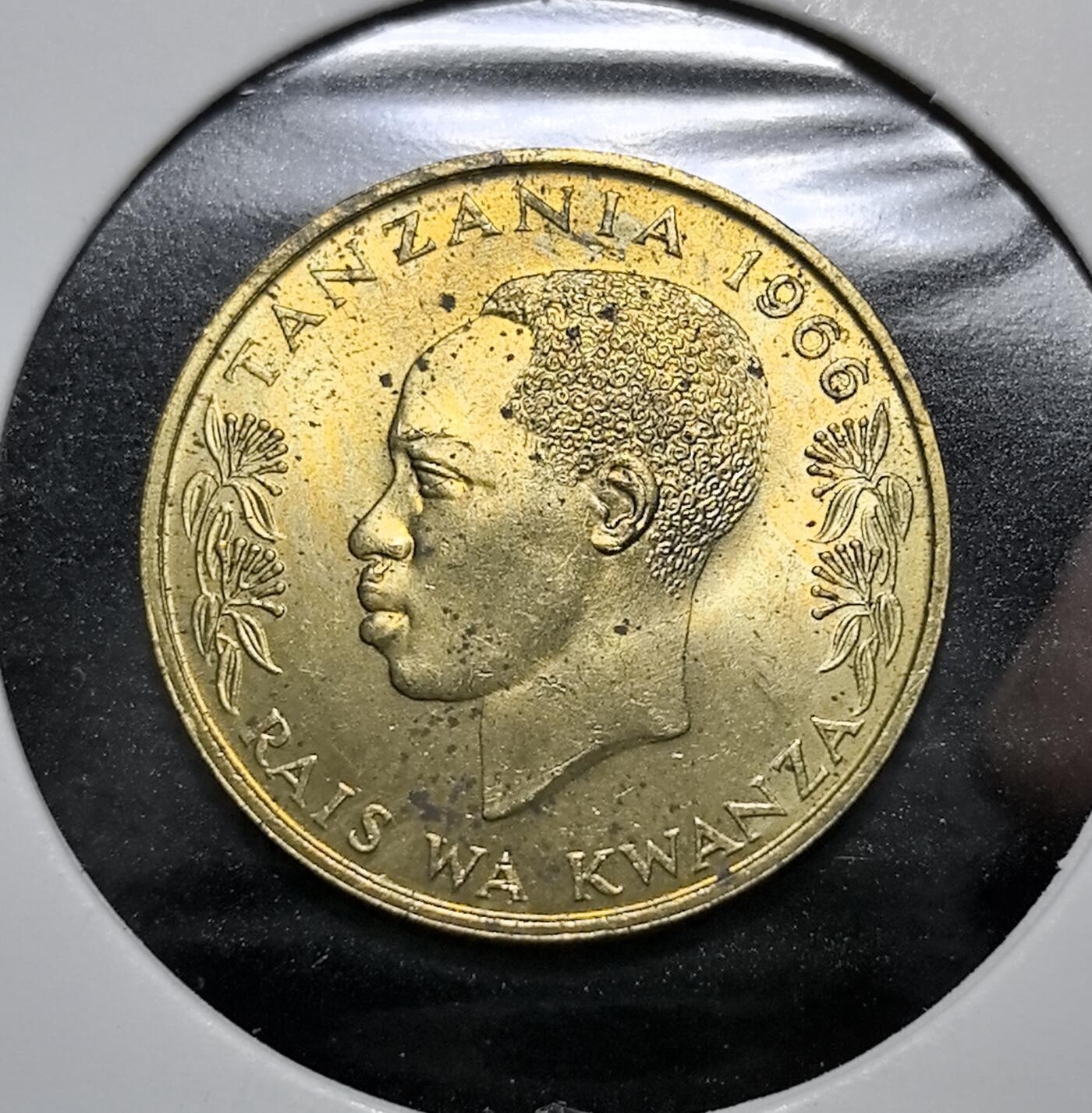 外国优质老铜币纪念币银币专场，周六晚上九点倒数截拍，满百包邮，周日发货,可寄存半年，喜欢朋友微信扫描二维码可直接参拍 坦桑尼亚1966年鸵鸟 20 分铜币，正面为开国总统尼雷尔像，背面以鸵鸟彰显本土生态，是坦桑尼亚独立后首套自主流通币，见证东非国家民族独立与货币自主进程。