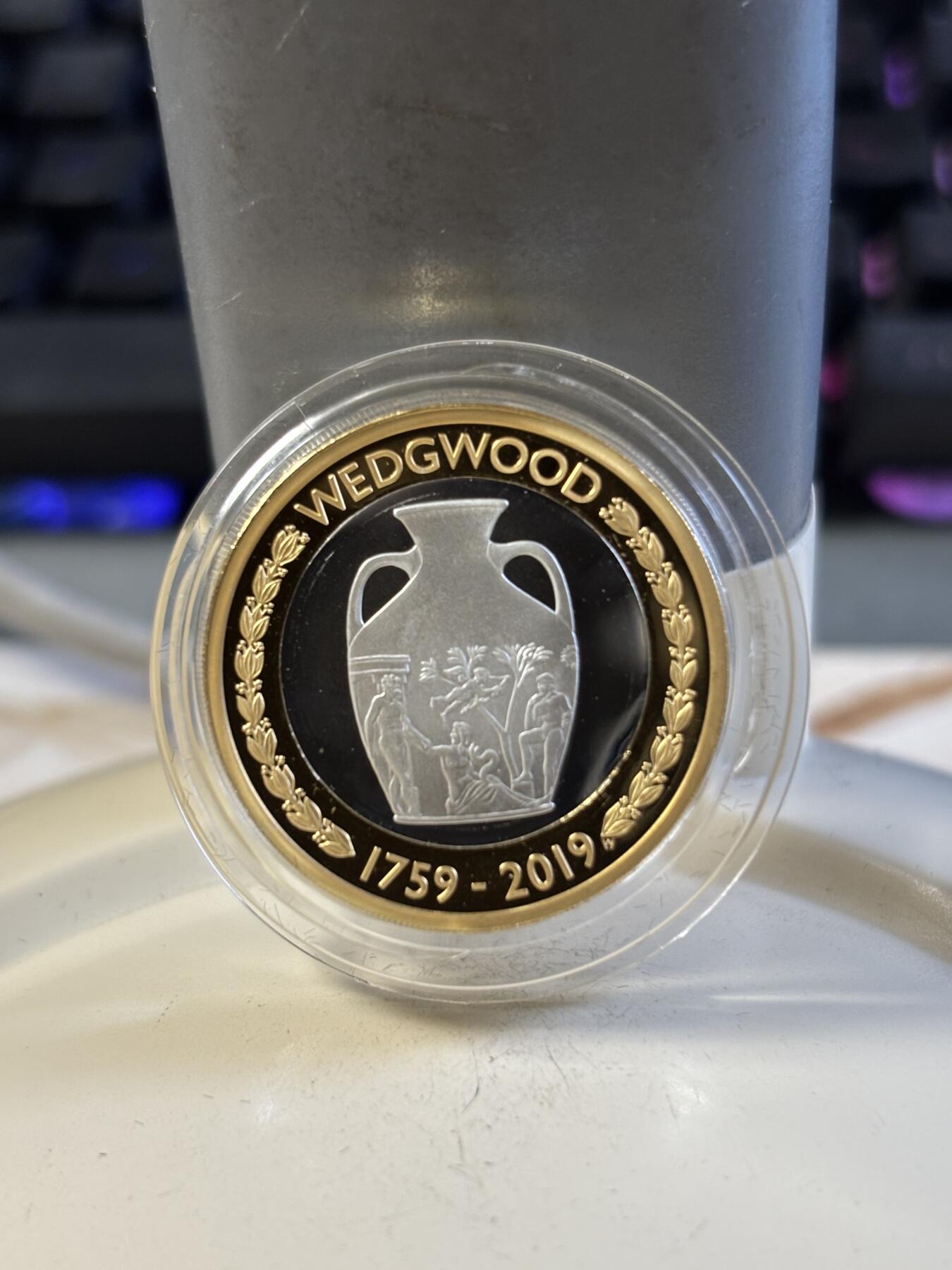 第197期拍卖 英国2019年韦奇伍德瓷器品牌创立260周年双色加厚银币，24克，925银，发行1250枚