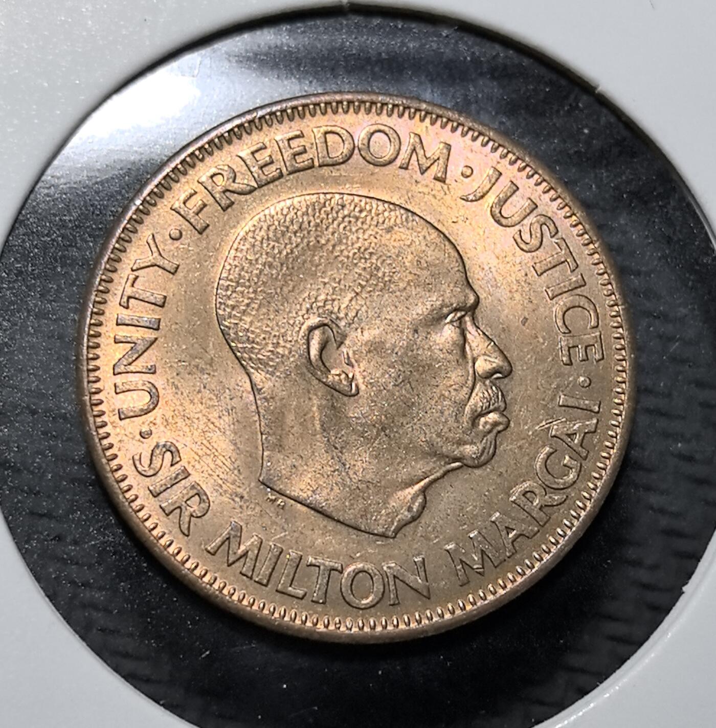 外国优质老铜币纪念币银币专场，周六晚上九点倒数截拍，满百包邮，周日发货,可寄存半年，喜欢朋友微信扫描二维码可直接参拍 塞拉利昂 1964 年1 分铜币，正面为开国总统米尔顿・马盖伊像，铸国训 “团结、自由、正义”，背面是面值与油棕图案，见证西非国家独立初期的货币自主进程。