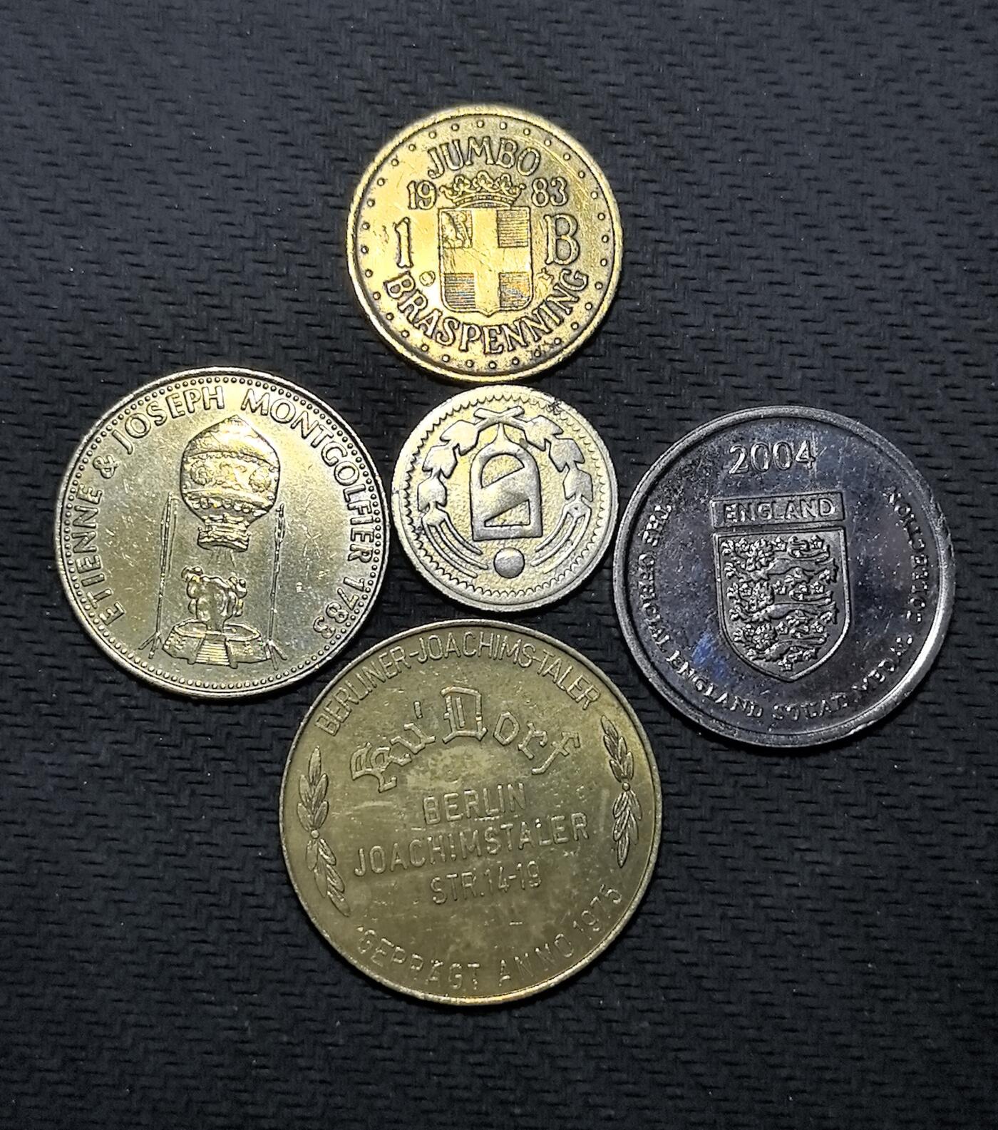 外国优质老铜币纪念币银币专场，周六晚上九点倒数截拍，满百包邮，周日发货,可寄存半年，喜欢朋友微信扫描二维码可直接参拍 各种纪念章或代用币5枚，包含马恩岛、泽西岛等英属地纪念币，壳牌石油代币、德国纪念章及英国足球题材币，见证了不同地域的政治、经济与文化历史。