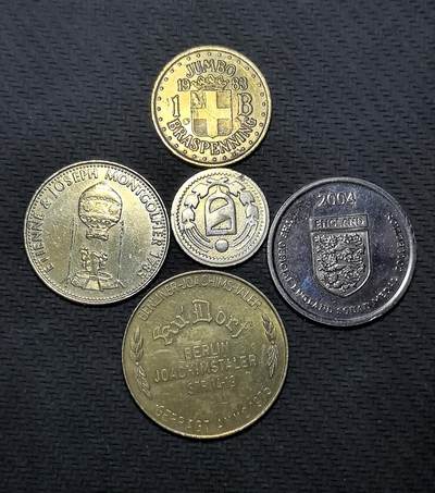 外国优质老铜币纪念币银币专场，周六晚上九点倒数截拍，满百包邮，周日发货,可寄存半年，喜欢朋友微信扫描二维码可直接参拍 - 各种纪念章或代用币5枚，包含马恩岛、泽西岛等英属地纪念币，壳牌石油代币、德国纪念章及英国足球题材币，见证了不同地域的政治、经济与文化历史。