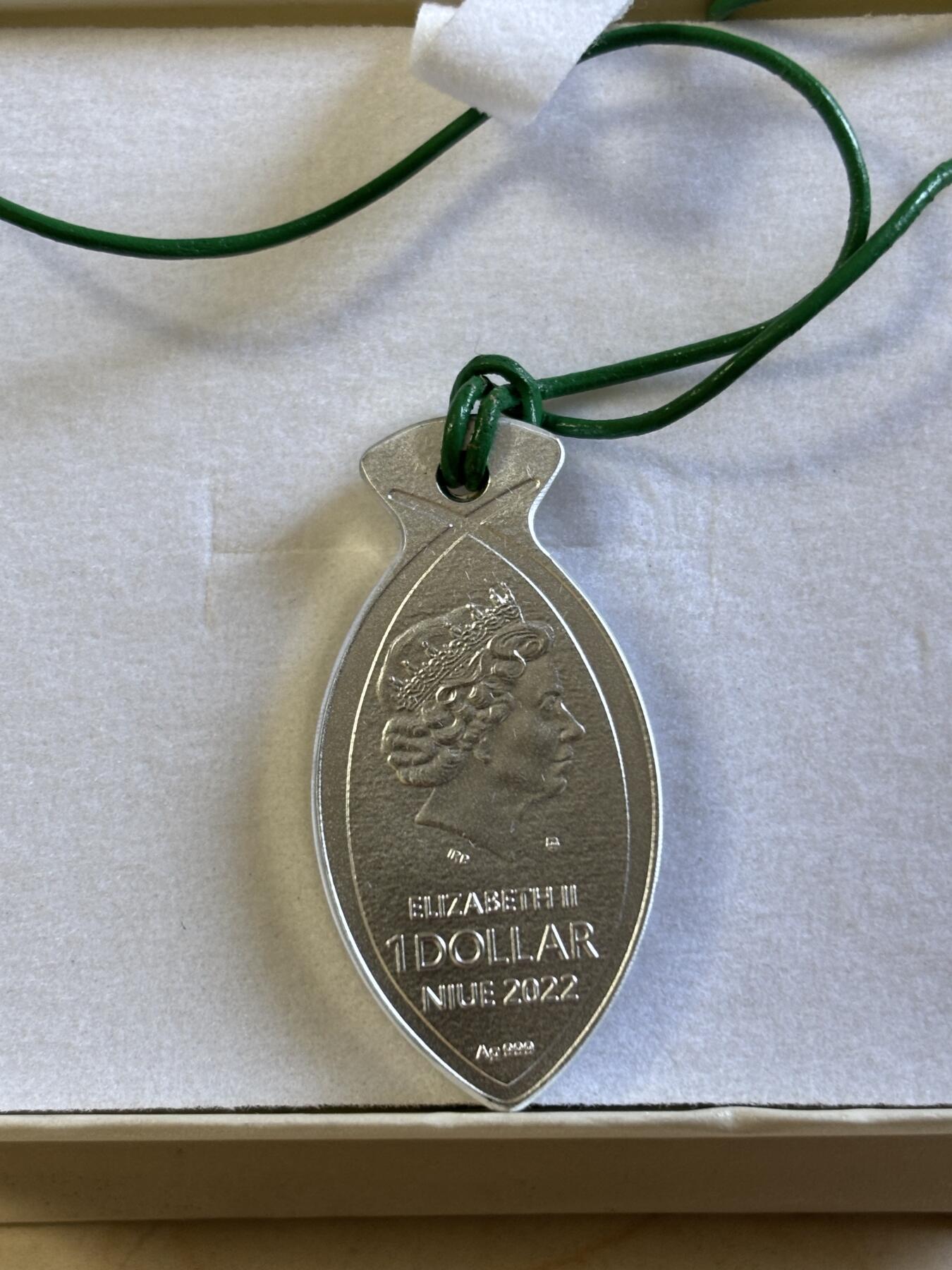 第197期拍卖 纽埃2022年鱼形吊坠镶嵌荧光石异形纪念银币，16.2克，发行量500枚