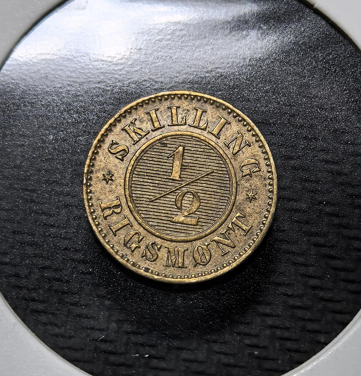 外国优质老铜币纪念币银币专场，周六晚上九点倒数截拍，满百包邮，周日发货,可寄存半年，喜欢朋友微信扫描二维码可直接参拍 丹麦国王克里斯蒂安九世1868 年1/2 斯基令铜币，是丹麦旧货币体系末期的小额流通辅币，见证丹麦货币改革前的历史与北欧钱币文化。