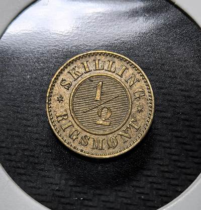 外国优质老铜币纪念币银币专场，周六晚上九点倒数截拍，满百包邮，周日发货,可寄存半年，喜欢朋友微信扫描二维码可直接参拍 - 丹麦国王克里斯蒂安九世1868 年1/2 斯基令铜币，是丹麦旧货币体系末期的小额流通辅币，见证丹麦货币改革前的历史与北欧钱币文化。