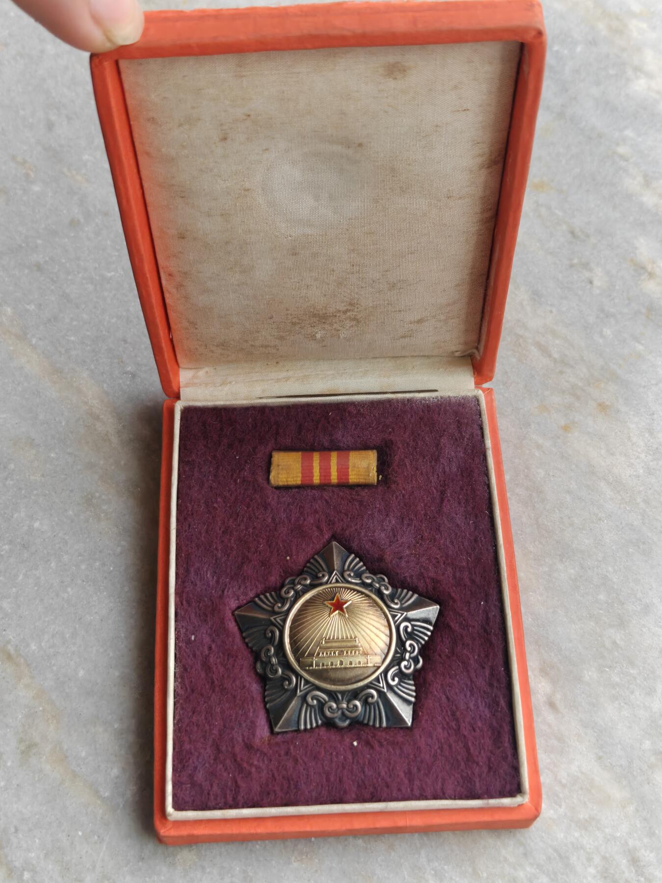 五十年代老徽章一个，原盒