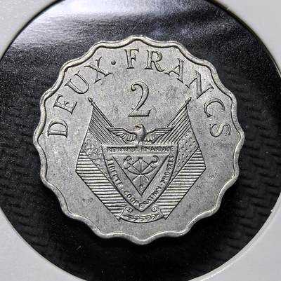 外国优质老铜币纪念币银币专场，周六晚上九点倒数截拍，满百包邮，周日发货,可寄存半年，喜欢朋友微信扫描二维码可直接参拍 - 卢旺达1970 年2 法郎花边铝币。正面为国徽与法语面值，背面铸 “增产” 口号与农耕图，属卢旺达独立后流通币，见证非洲独立初期的经济口号与货币自主。