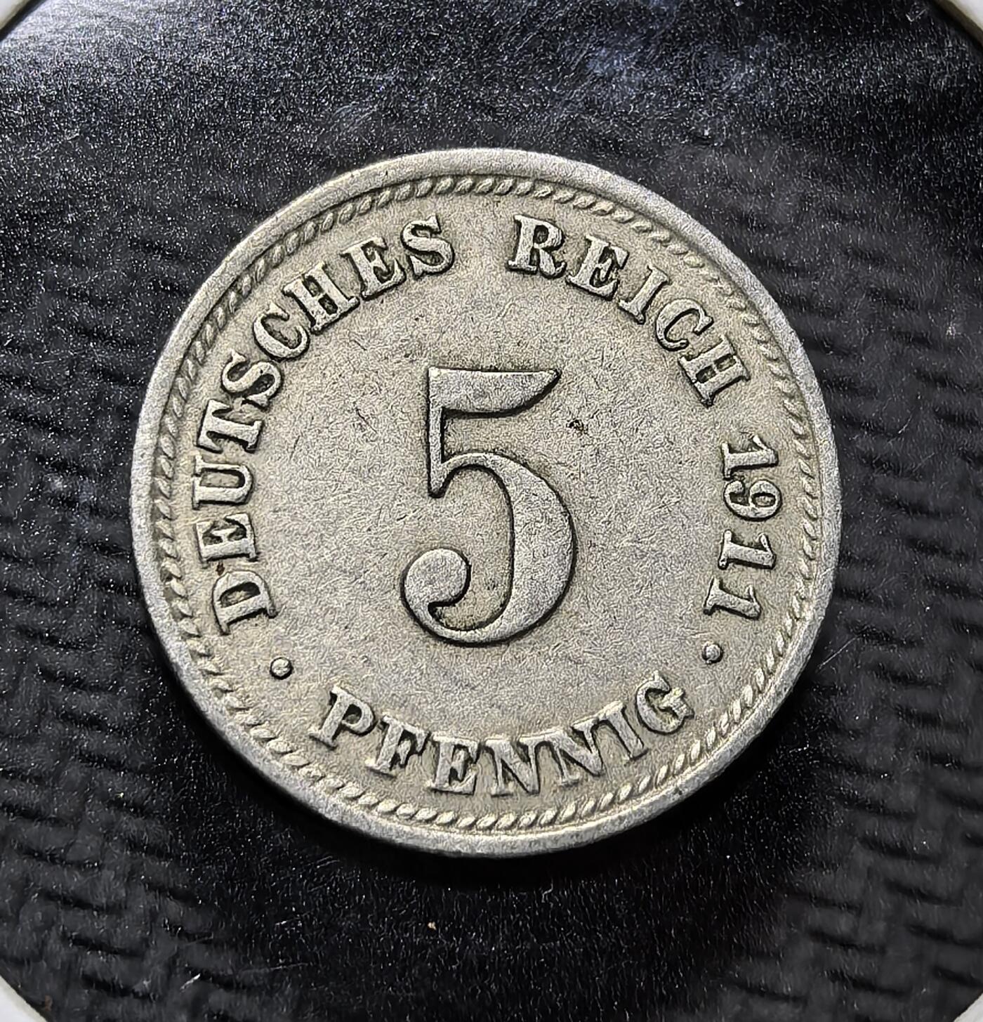 外国优质老铜币纪念币银币专场，周六晚上九点倒数截拍，满百包邮，周日发货,可寄存半年，喜欢朋友微信扫描二维码可直接参拍 德意志帝国1911 年5 芬尼D版，正面为德意志帝国鹰徽，背面铸面值与年份，是一战前德意志第二帝国的流通辅币，见证德国统一后货币体系与帝国荣光。