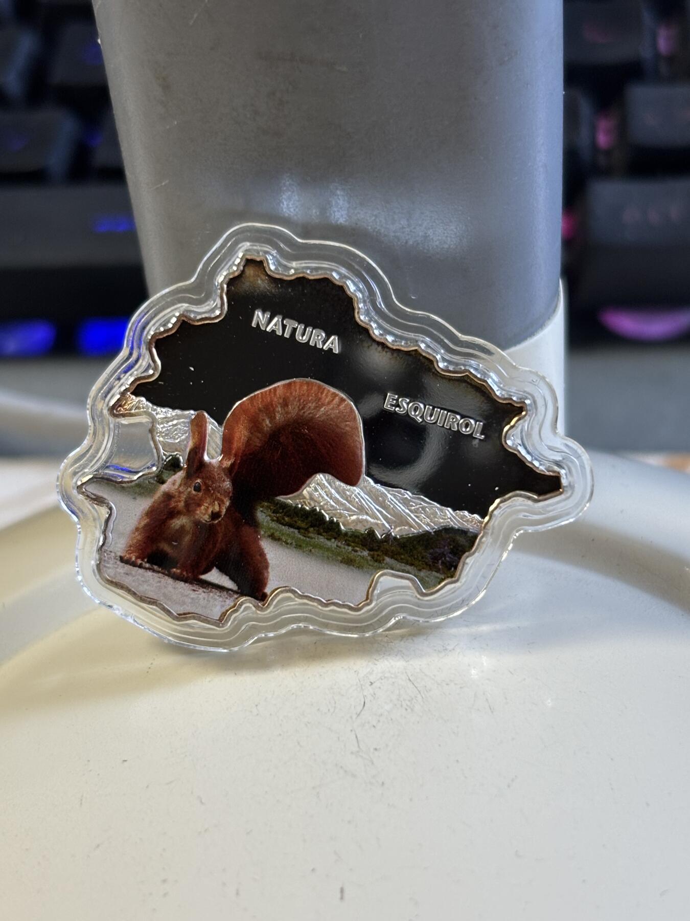 第197期拍卖 安道尔2013年自然宝藏系列红尾松鼠地图彩银币，1盎司999银，发行量3000枚，盒子脱皮，银价584