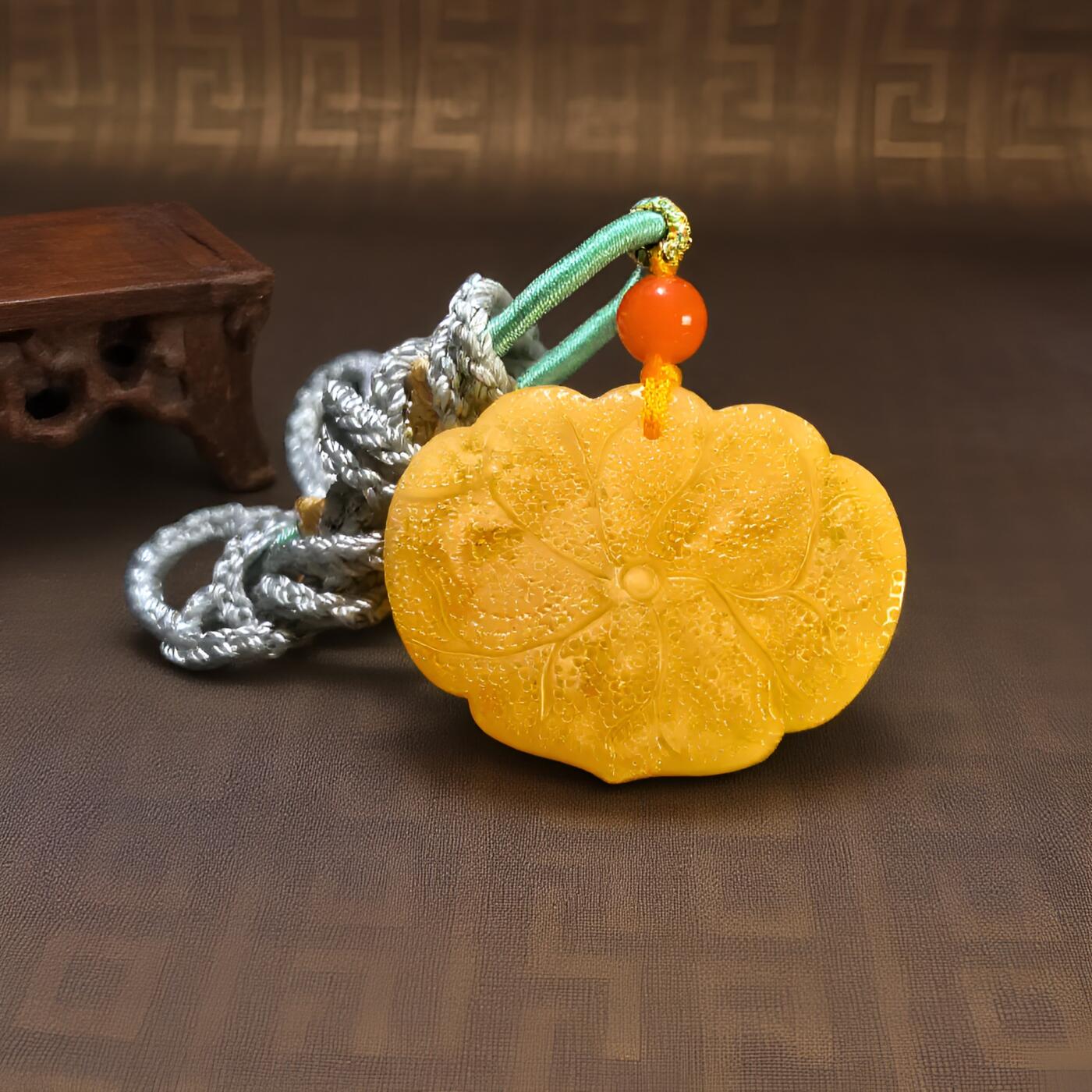 碧月说宝 君子怀瑾·当代和田玉清风专场(八) 鸡油黄平安锁蜜蜡