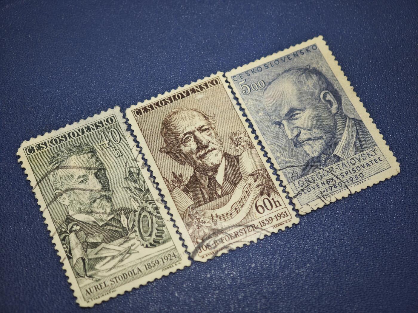 橙子收藏第八期(社会主义国家邮票专场) 三枚是捷克斯洛伐克发行的“本国文化名人系列”雕刻版邮票*，是20世纪中期捷克斯洛伐克邮政的经典作品，也是东欧雕刻邮票的代表之一。以捷克斯洛伐克的杰出人物为主题，采用高精度雕刻版印刷，线条细腻传神，是捷克斯洛伐克邮票史上的知名系列